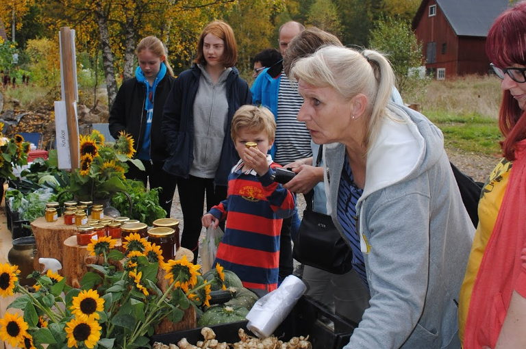 Consumers buying local organic produce at the authors farm photo: Ann-Helen Meyer von Bremen
