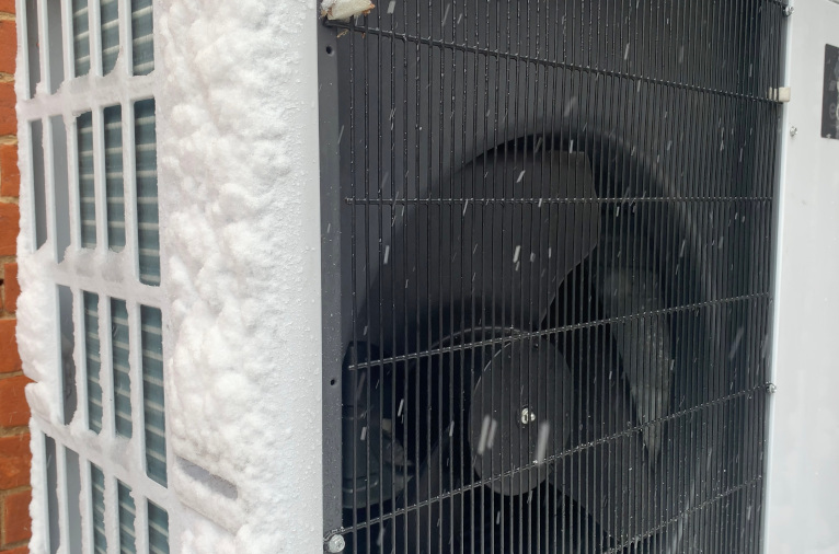 outdoor heat pump in cold conditions